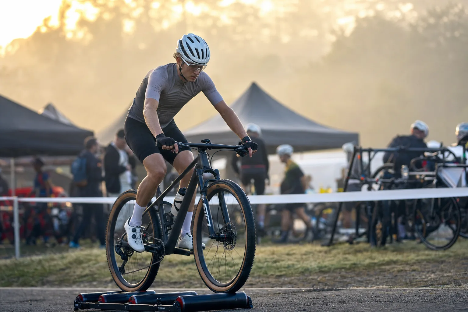 Pilote de VTT XC qui s’échauffe avant une course XCO