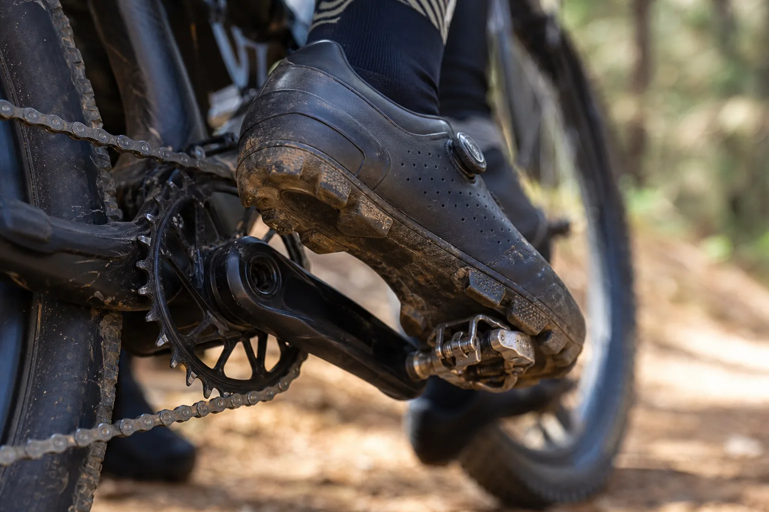 Pédales automatiques sur un VTT XC avec chaussure clipsée en sous-bois
