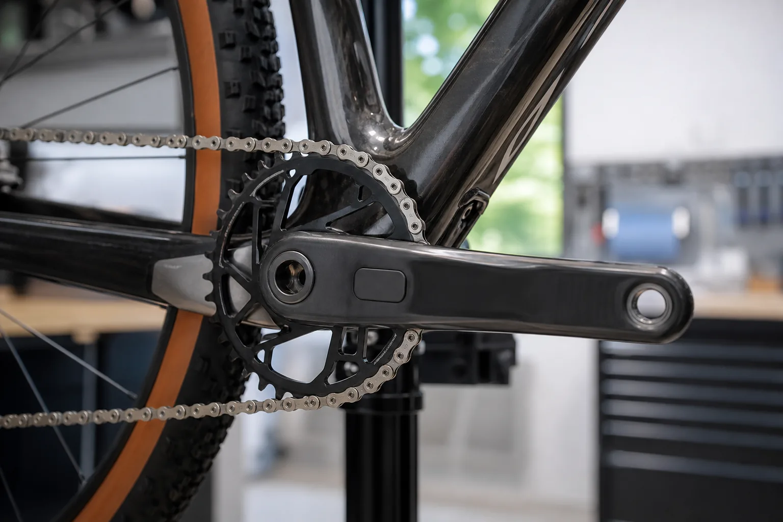 Capteur de puissance sur un pédalier de VTT XC en atelier