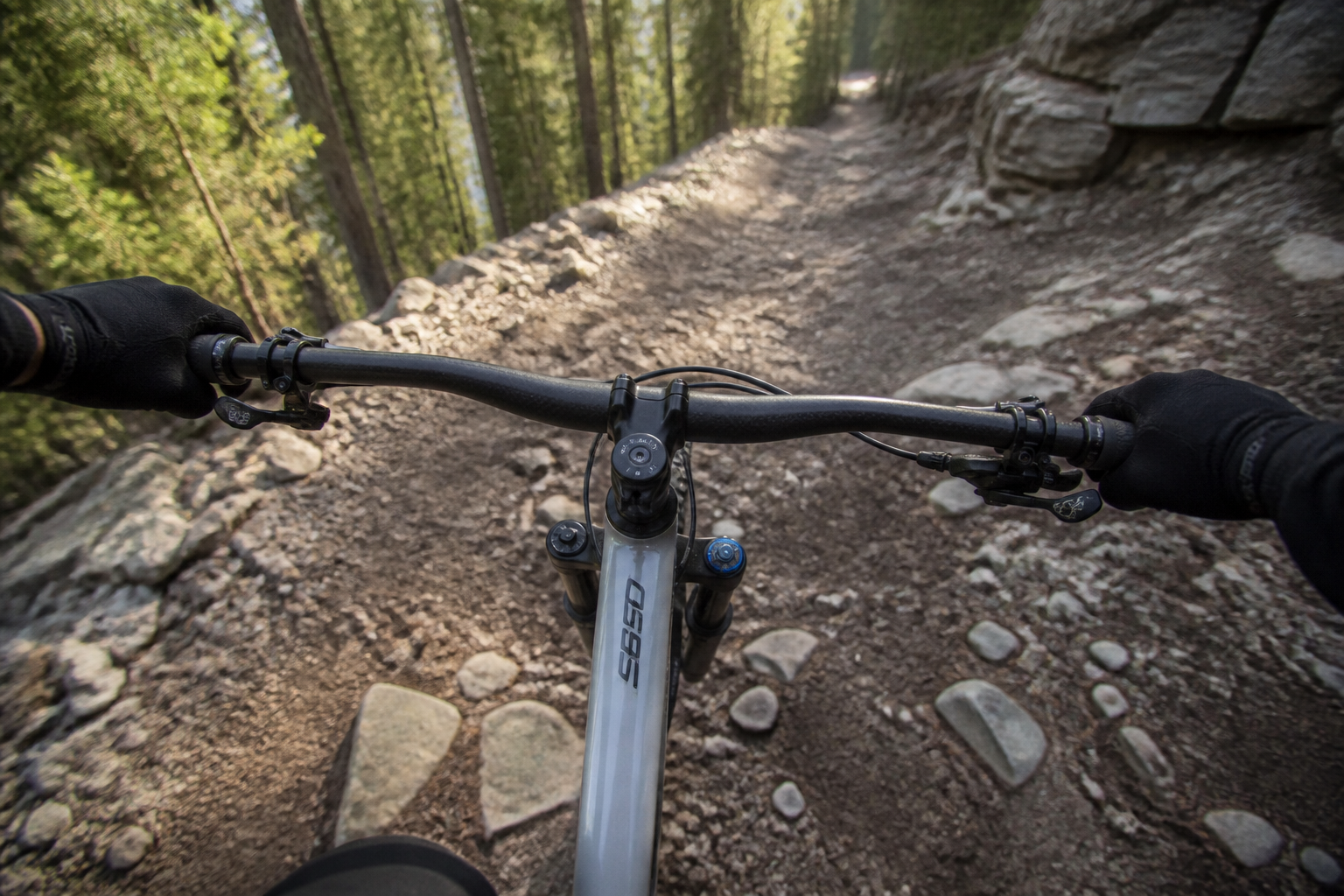 Cintre VTT carbone : confort, poids, précision, que gagne-t-on vraiment ?