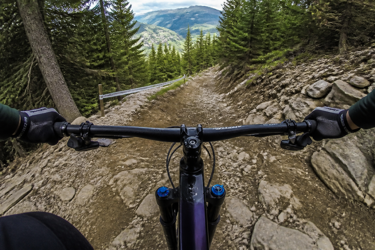 Cintre VTT carbone : confort, poids, précision, que gagne-t-on vraiment ?