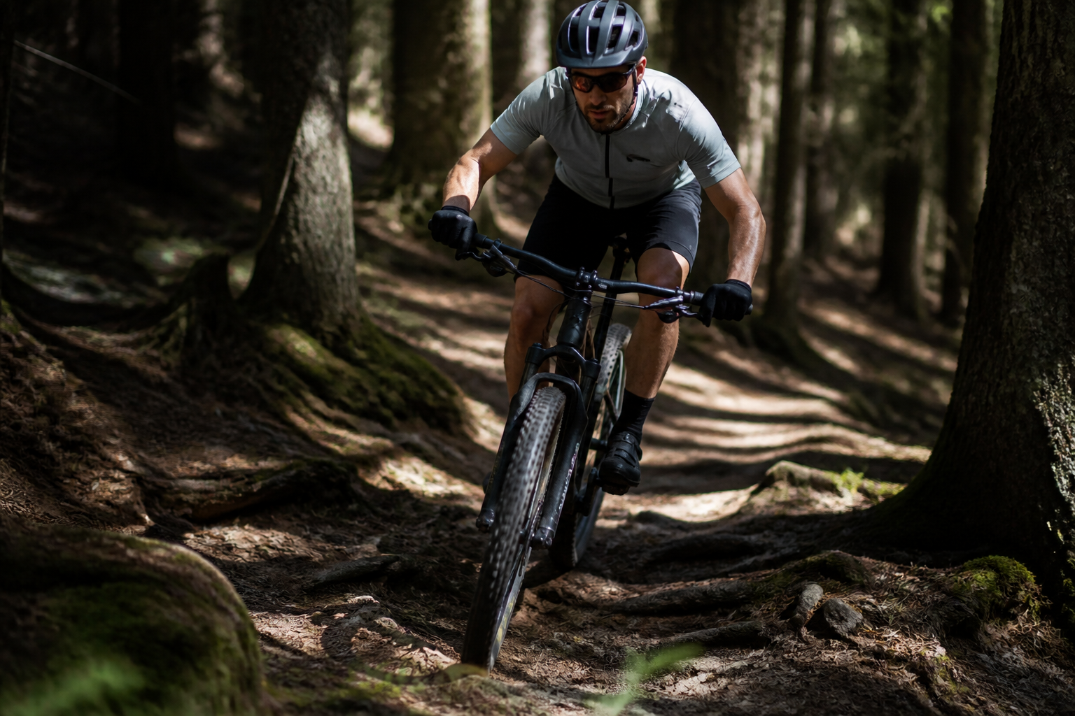 Lunettes VTT photochromiques : utiles pour rouler vite en sous-bois ?