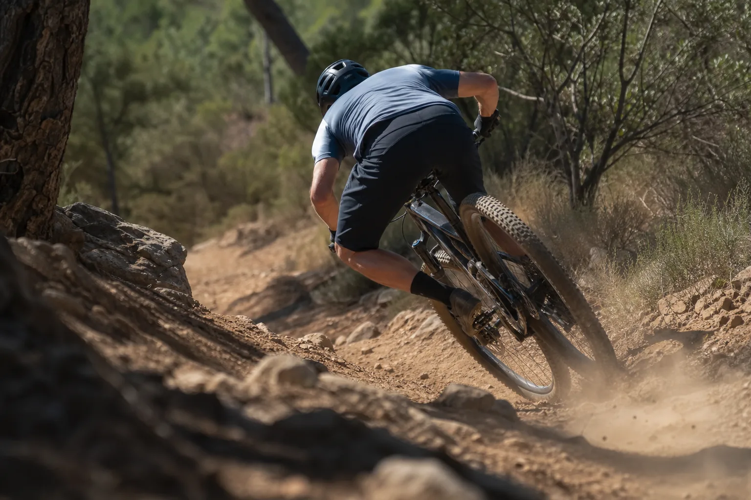 Vététiste XC en virage sur terrain sec avec pneus tubeless