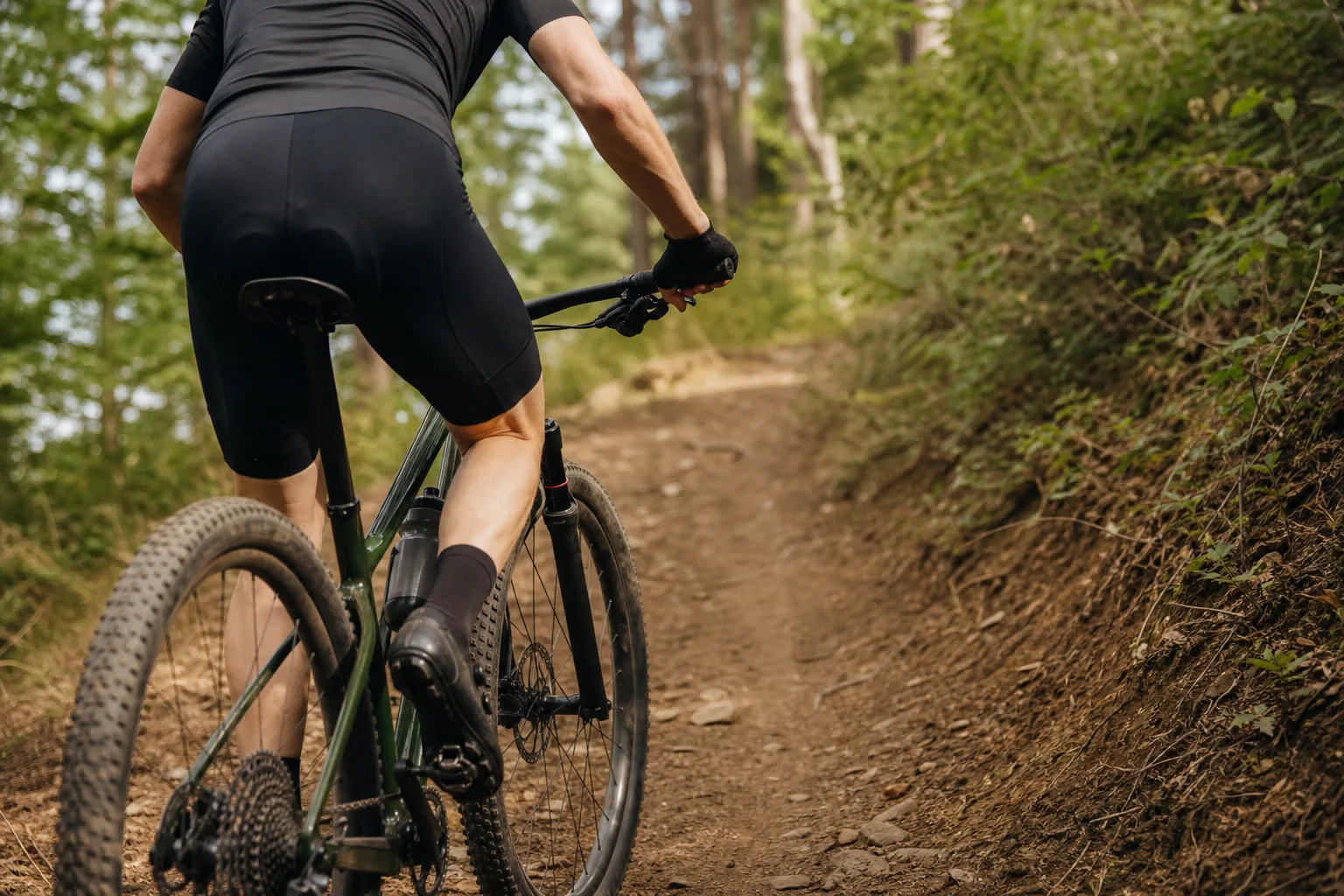 VTT XC en montée avec commande de blocage de fourche au guidon