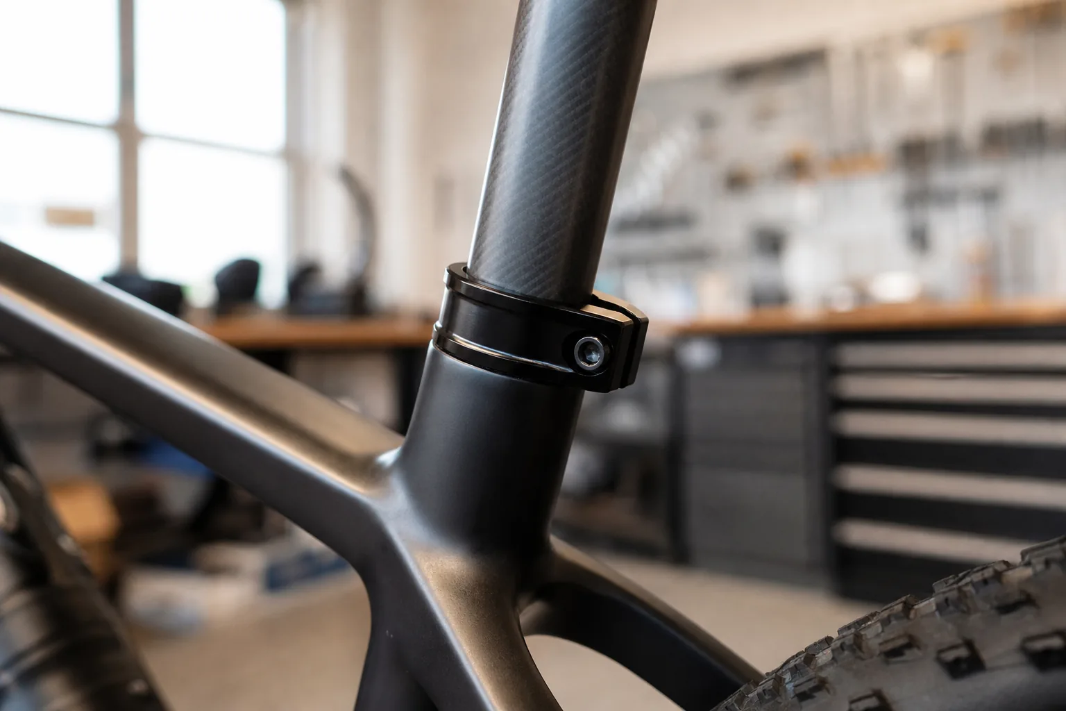 Collier de selle VTT XC monté sur un cadre de cross-country