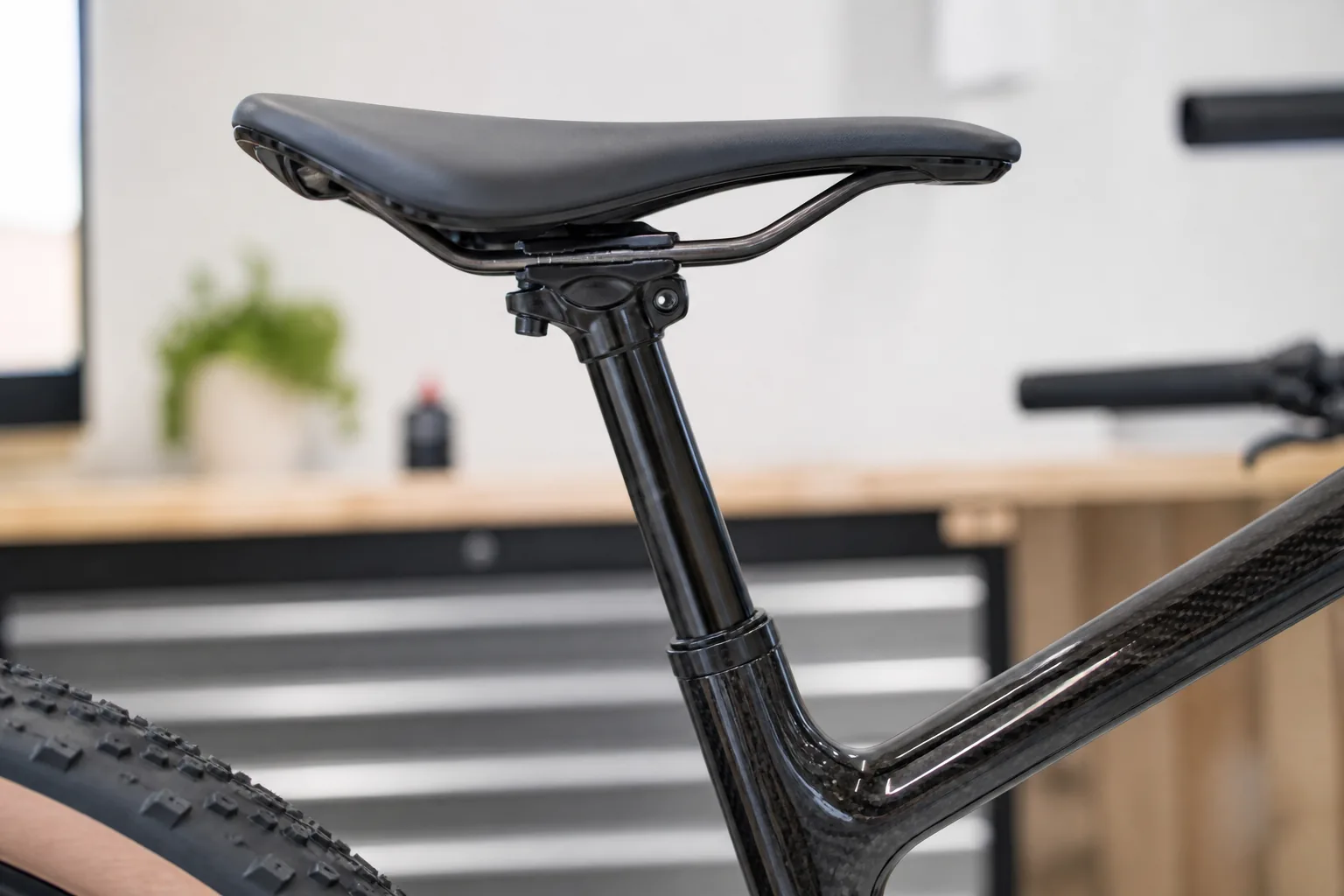 Chariot de selle VTT XC avec rails et vis de réglage visibles