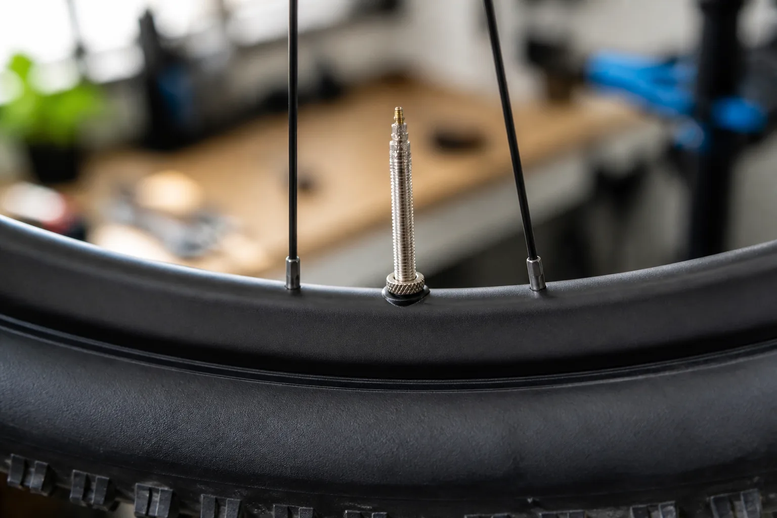 Joint torique au pied d’une valve tubeless sur une jante de VTT XC