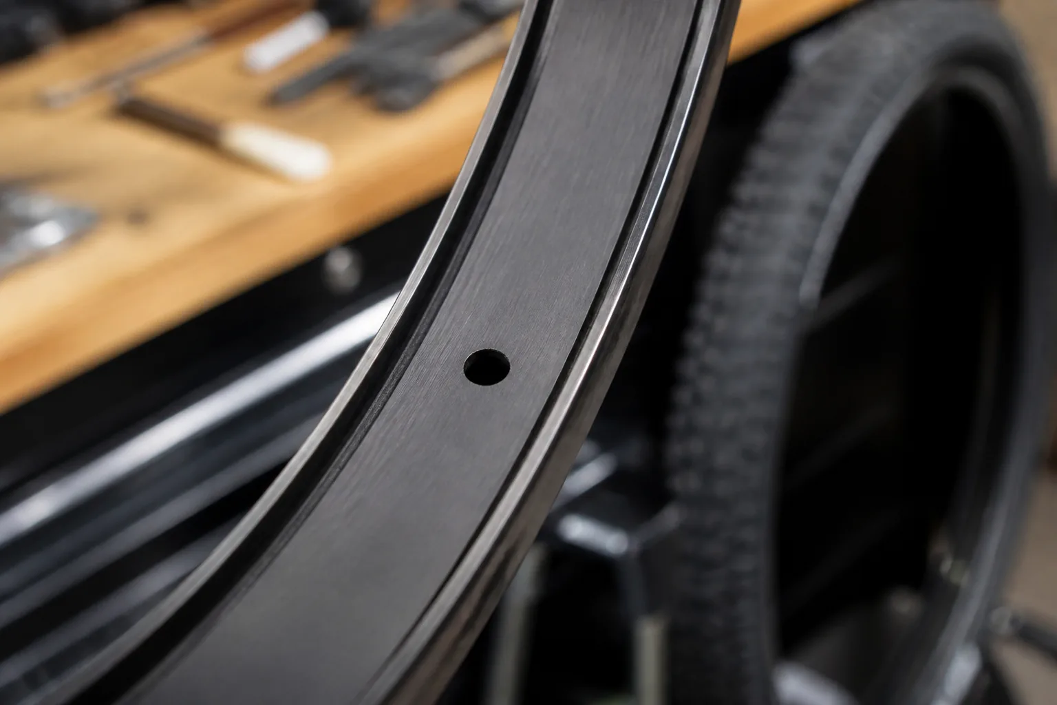 Scotch tubeless bien tendu sur une jante de VTT XC