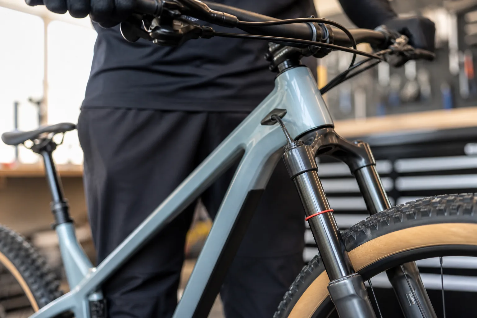 Mesure du sag sur une fourche de VTT XC en atelier