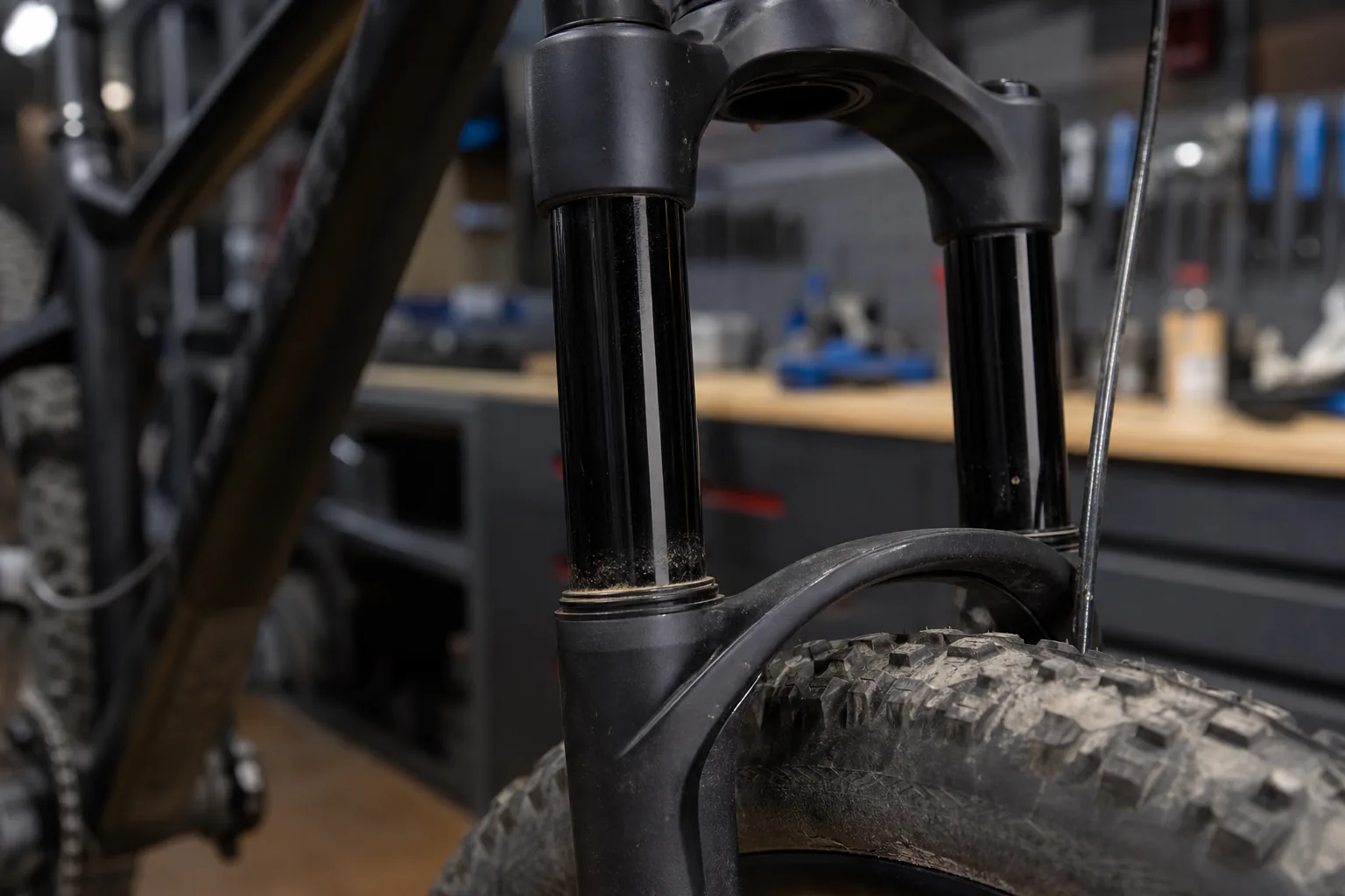 Contrôle des plongeurs et des bagues de guidage d'une fourche VTT XC